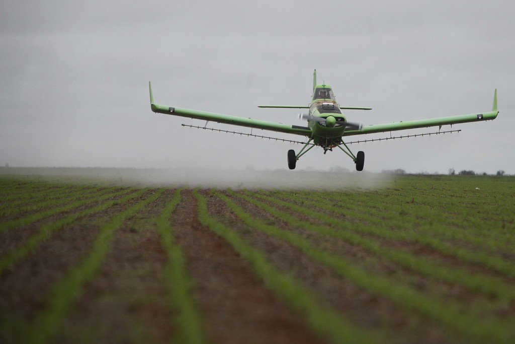 O pesticida cancerígeno é pulverizado em grande escala nas lavouras de soja e algodão