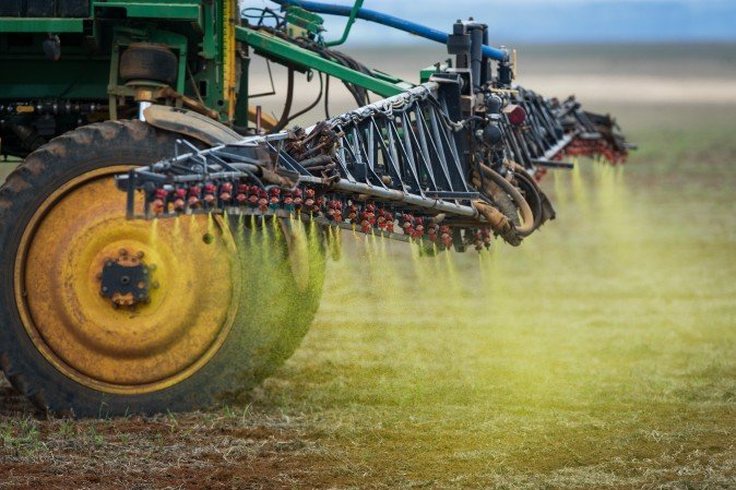 Herbicida é pulverizado em um campo de soja nas planícies do cerrado perto de Campo Verde, Mato Grosso, oeste do Brasil, em 30 de janeiro de 2011.