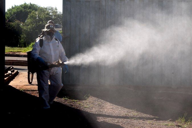 Um funcionário da Fundação Nacional de Saúde no Brasil - contra o mosquito Aedes aegypti, vetor da dengue, Chikungunya, e vírus Zika, no Gama, ao sul de Brasília, em 17 de fevereiro de 2016. 