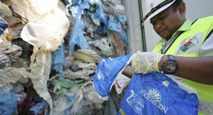 De Quem é a Culpa do Lixo Plástico no Oceano?